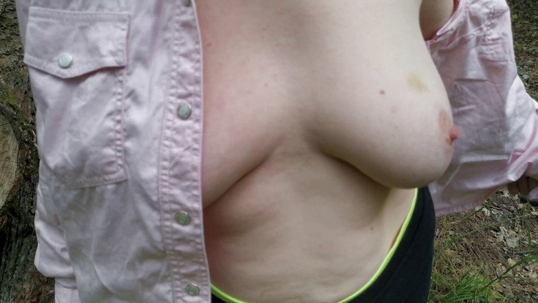 Bouncy Tits Action: Strappami la camicetta su di noi punire le mie tette