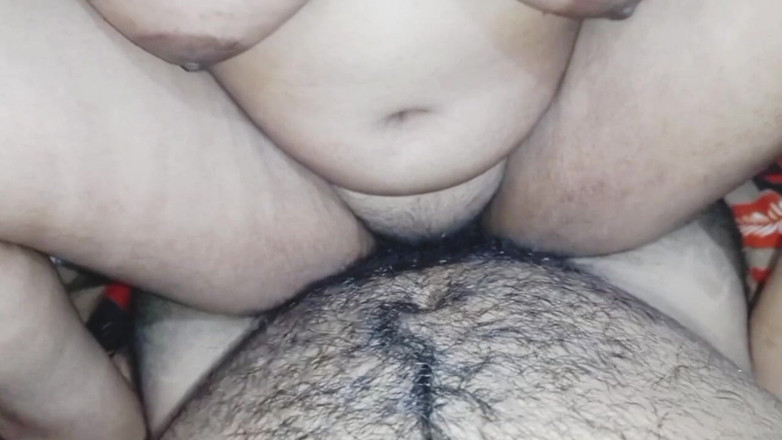 Manjushukla: La chica india más hermosa en vestido azul.