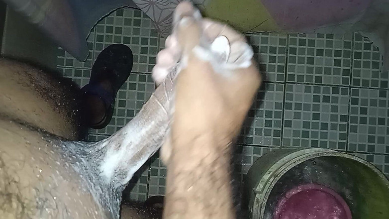 Cute boy jerks off: Gay chlap masturbuje při přemýšlení o své partnerce, která jela...