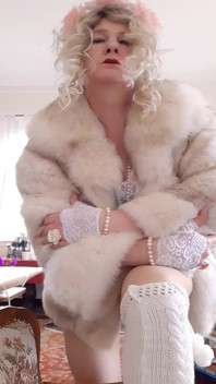 Transfurlady in Arctic-fox & Stockings Shows Giant Cock