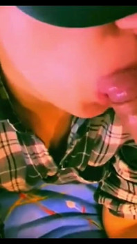 그녀는 목구멍 깊숙이 사랑해