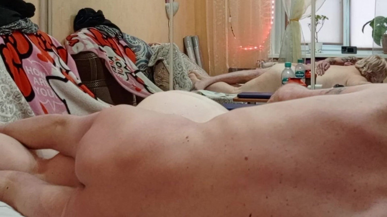 Zona901: 継母のために背中のマッサージをすると同時に、彼女とセックスすると、彼女は彼女のマンコを精液で満たします