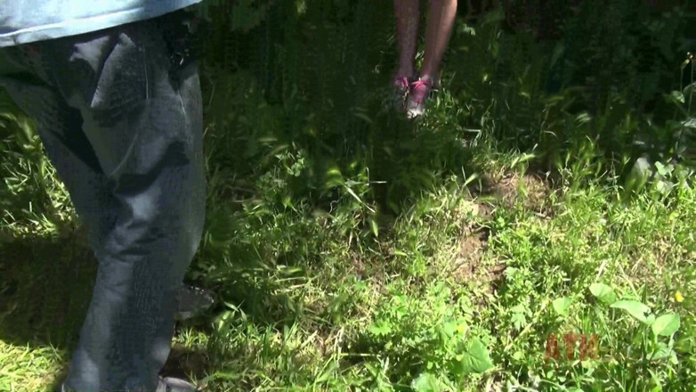 ATKIngdom Fans: Abbie Anderson takes pictures and pees in front of a...