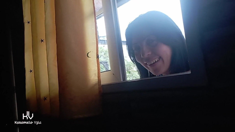 KarameloVzla: Nadržená sousedka mě vidí masturbovat oknem a vstoupí do mého...