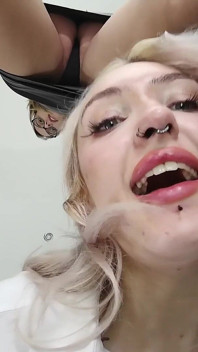 Chloe & Kitty - Facesitting After College