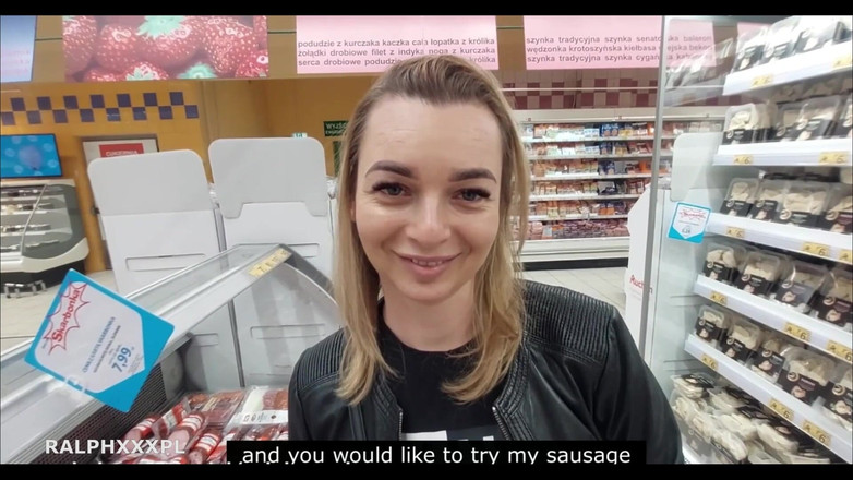 RalphXXXpl: 浮気妻が公共のレストランで見知らぬ男性にフェラチオをし、その精液を飲み込む