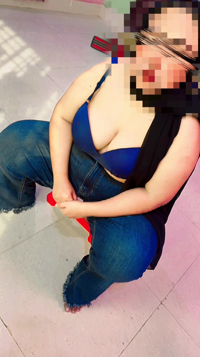 Aria Mia: Una bella bbw araba musulmana si spoglia del suo vestito...