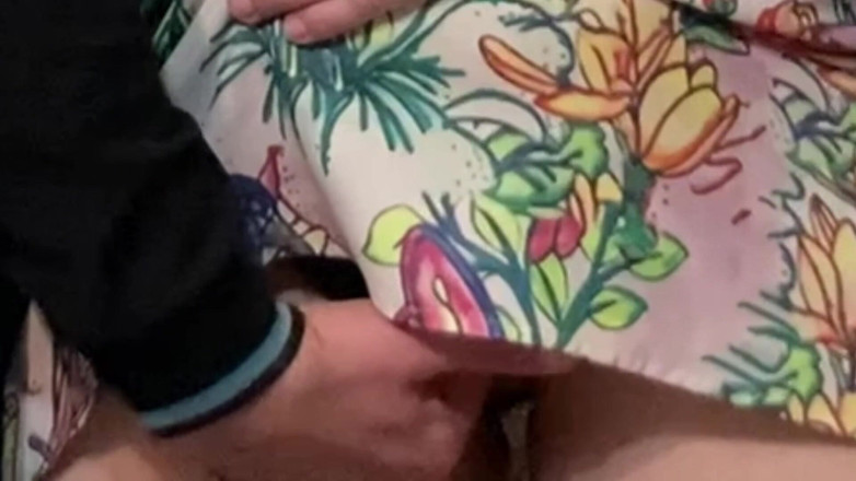 Niki studio: Totale sconosciuto si sgrilletta la fica rasata in metropolitana