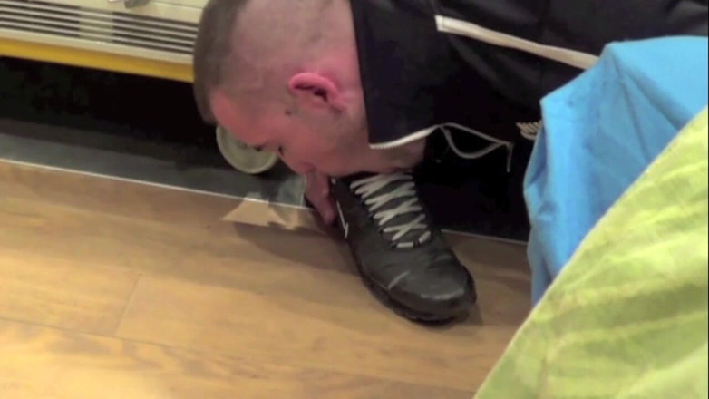 Sneaker Sex Kinky: Joran wird von greg in turnschuhen gefickt