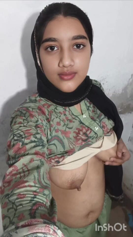 Naughty_Sana: Krásná hidžábská dívka ukazuje sexy velká prsa