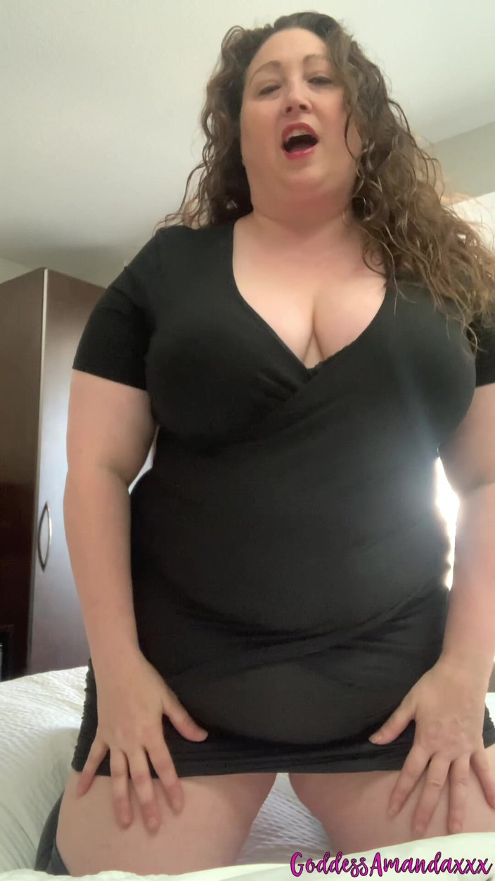 Goddess Amanda: セクシーで曲線美のあるミルフが私の体でからかう