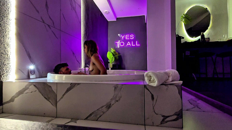 Young big apple: Za kamerou v motelové vířivce. Masturbace a sex.