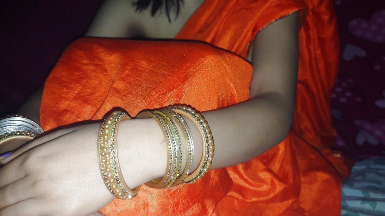 KavitaBhabhi: Švagrová si prstila kundičku sama, pak přišel švagr