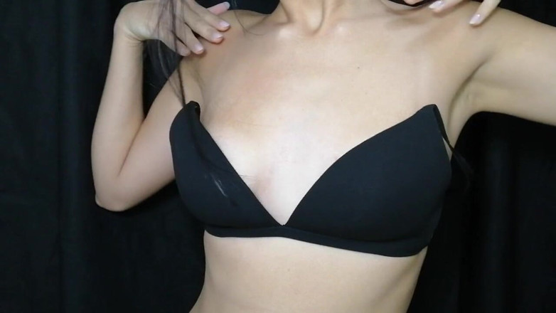 Nipple Stock: 穿着黑色胸罩的少女奶子