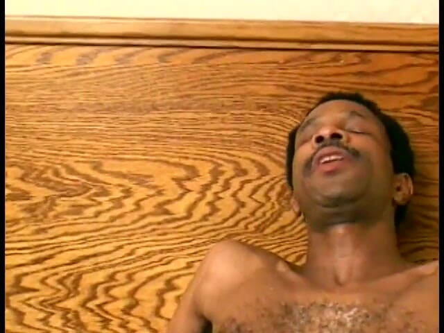 First Black Sexperience: Mr. 18 Inch krijgt zijn zwarte sabel gezogen door Latijnse milf