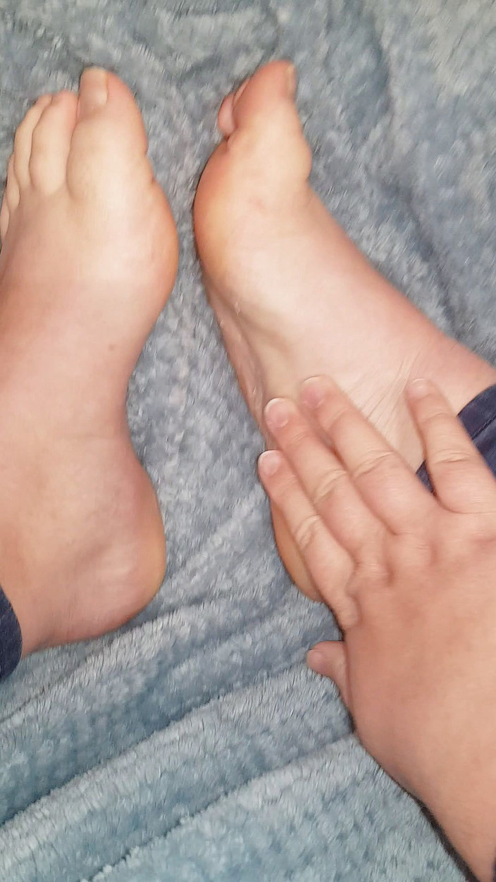 Faith's Feet Fetish: 信心脚恋物癖 - 刮我的脚趾