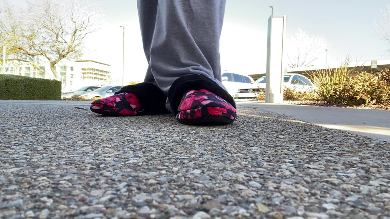 Tan feets: Tanfeets all'aperto in ciabatte pubbliche provocanti con unghie naturali