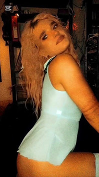 Blonde slet dansend