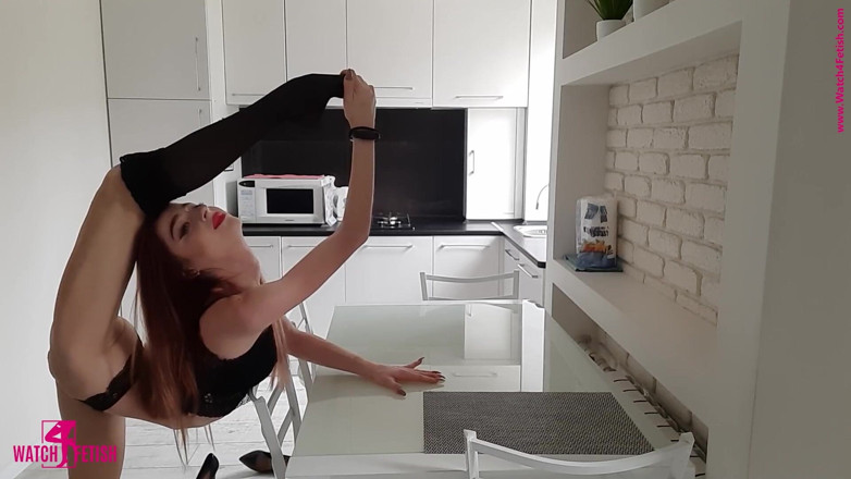 Watch4fetish: Impressive front bend from Mary Way