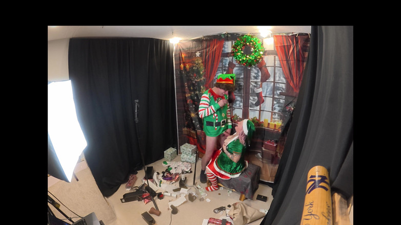 The Izars: Natal para nossos elfos na prateleira de brinquedos sexuais