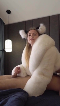 Jeu de rôle avec minou dans un soutien-gorge en fourrure blanche, plug anal avec queue de renard, manteau de fourrure blanc ! Énorme dose de sperme sur le visage !