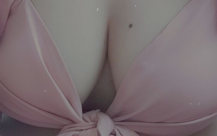 Yourbitch: Ho grandi tette naturali da pressare