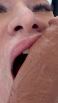 Une MILF Blonde Squirte En POV Avec Un Gode Baveux, Lovense Squirt