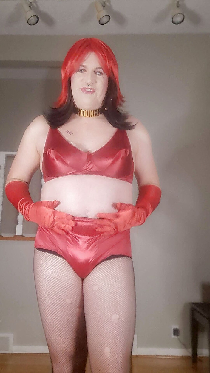 Victoria Lecherri: Pelacur satin merahmu semalam sih!