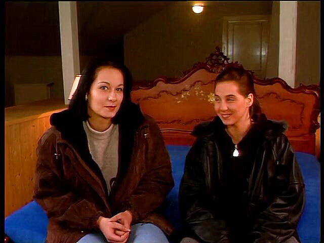 Naughty Girls: बड़े स्तनों वाली दो खूबसूरत लड़कियां एक दूसरे की चूत को खुश कर रही हैं