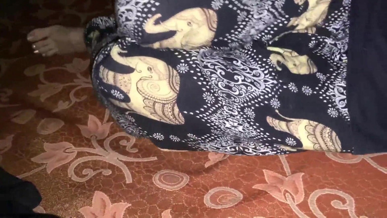 Rajiya: Tante spielte randy und lutschte meinen schwanz