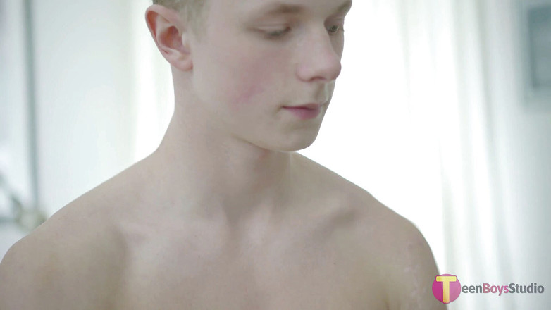 Doggy boys: Невинный застенчивый паренек дрочит свой большой необрезанный член