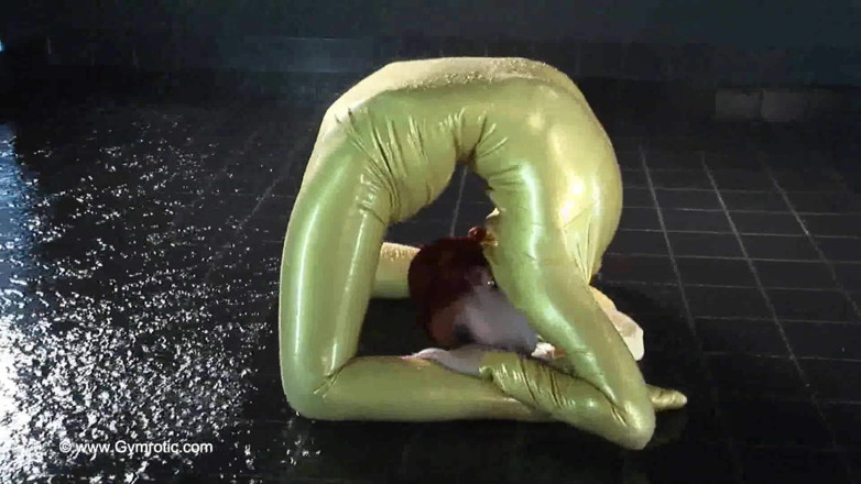Flexilady: Flexible Mask Fetish
