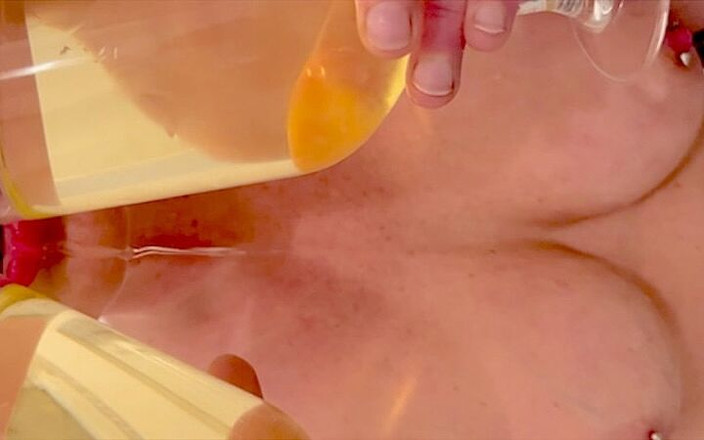 Aqua Pola: 私の強い流れのおしっこでグラスを2つ満たし、次に口に入れて巨乳に唾を吐きかけました