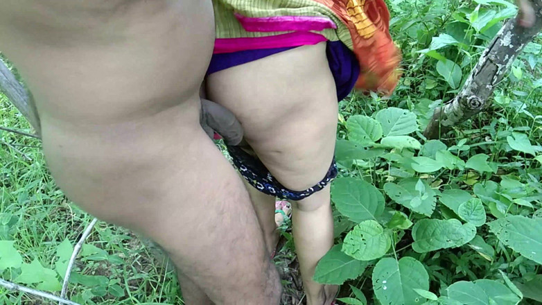 QueenSonali: Трахнутый в траве незнакомец, который принимает член в ее рот, пока заставляет меня кончить