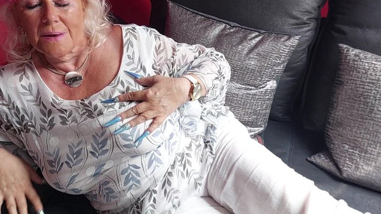 PureVicky66: Người phụ nữ già mát xa bộ ngực khổng lồ...