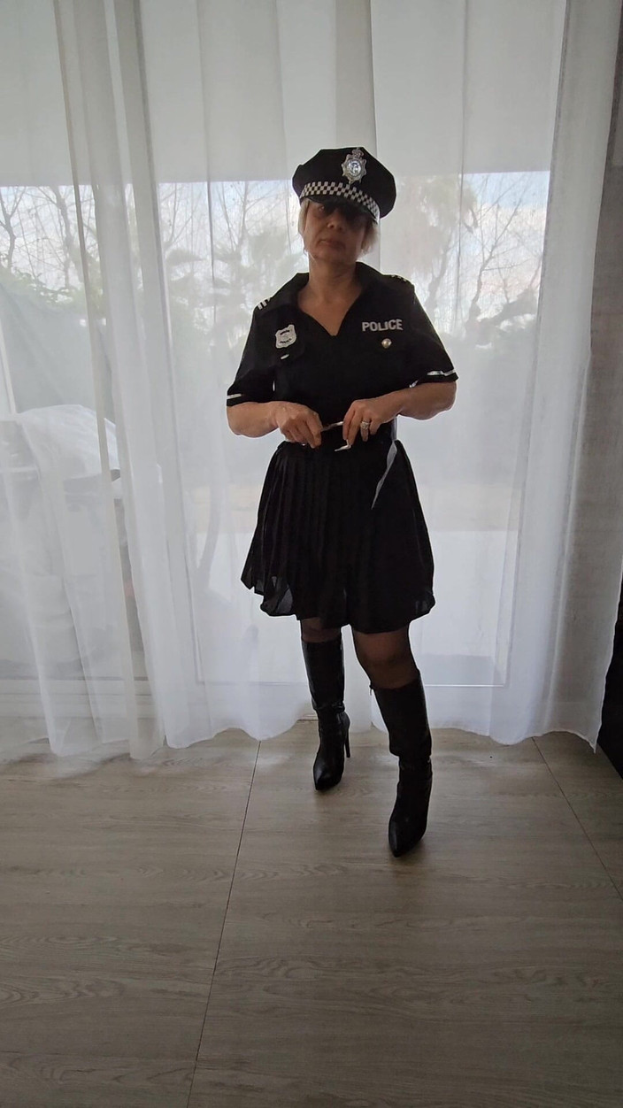 Sofy13: Policial strip-teaseuse