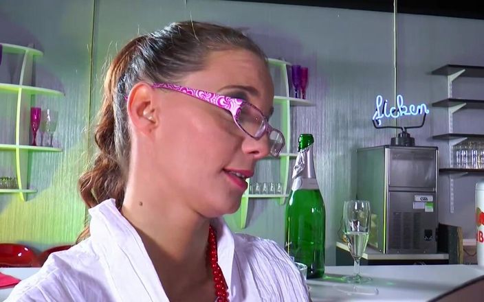Deutschland porn: Sexy a prsatá sestřička s brýlemi a sexy prádélkem ošukaná...