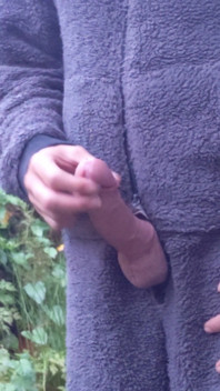 Grote harde onbesneden pik buitenshuis Onesie trekt close-up sperma af - Rockard Daddy