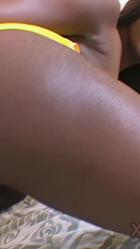 19 jahre alte anfängerin fickt sich mit einem dildo in behaartem schwarzem muschi-video