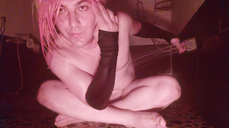 Kitty_Cross: Femboy chiến lợi phẩm trong phòng tắm dưới vòi hoa...