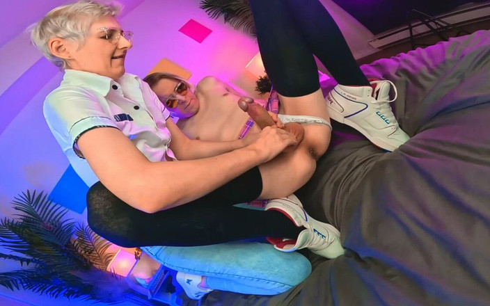 KinkyHome: Branlette excitée de la prostate avec sa tapette avec une...