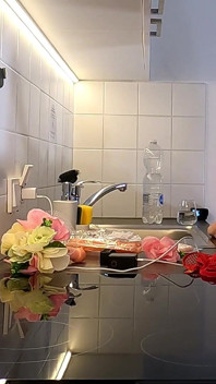 Sexy a roztomilá kráska ve svém společném pokoji si svléká kalhotky a ukazuje oholenou kundičku a velký zadek