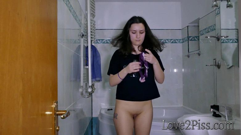 Love 2 Piss: Filling a jar with her golden liquid