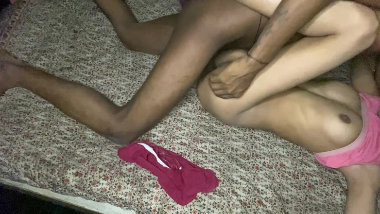 Madhya Sangeeta: Sexy Indische Bhabhi heeft seks in een prachtige zwarte Indische...