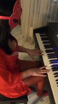 สาวออฟฟิศใช้เครื่องนวดรูดหีจนแตกโครตมัน – เลขาสาวเซ็กซี่ถุงน่องถูหีมันส์