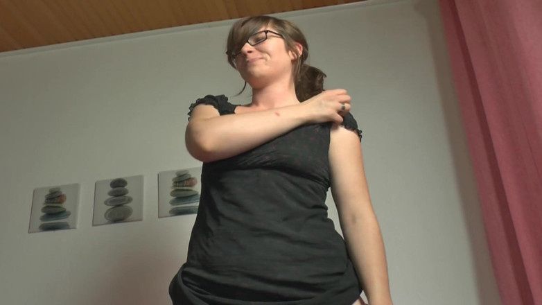Deutsche Frauen: Hot German brunette bitch enjoys hot solo action