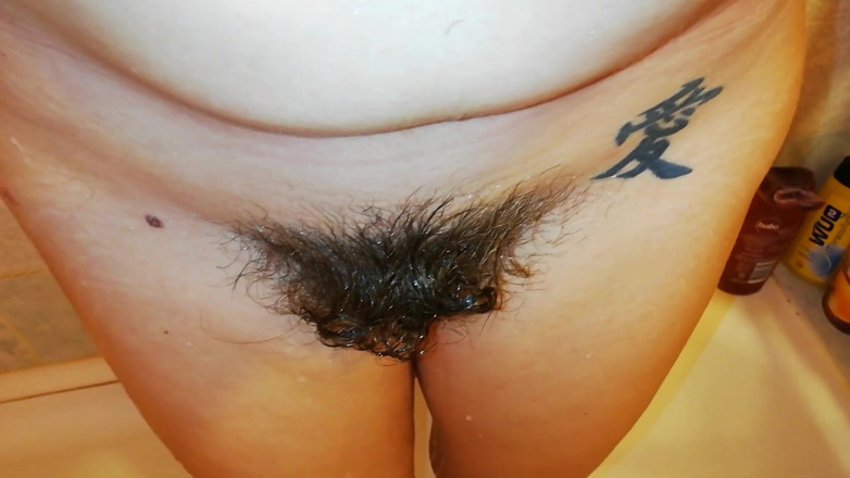 Cuteblonde666: Washing my extreme hairy cunt