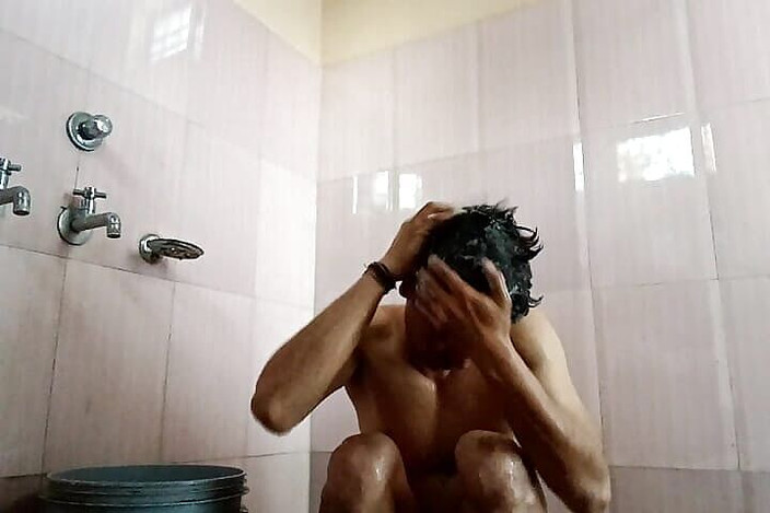 Gangbang straight: Un bagno con il cazzo tatuato nella vasca di saraah