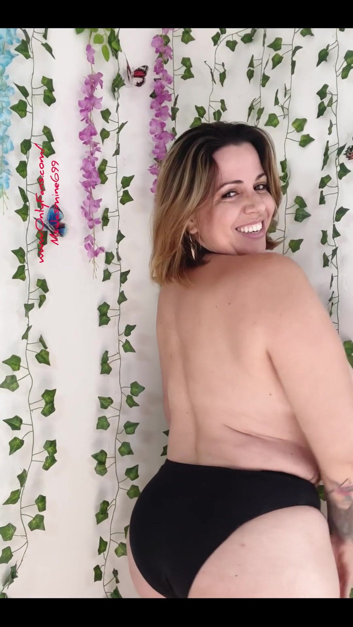 Jasmine Flowers: Aku pengen banget ngusap baby oil di toketku
