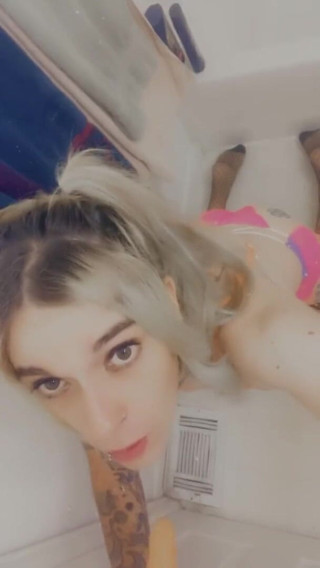 CarmenMelatonin: Pretty pink babe wants to play